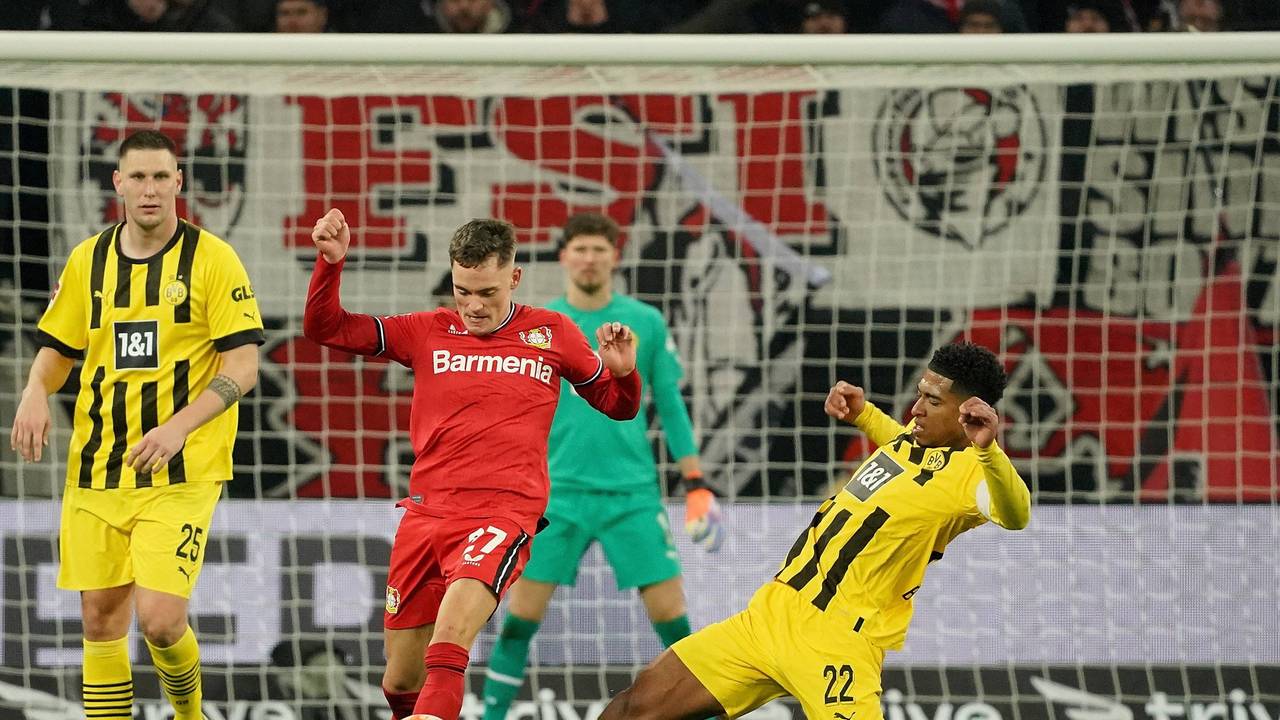 Jude Bellingham (r.) und Florian Wirtz im Spiel zwischen Bayer Leverkusen und Borussia Dortmund im Zweikampf.