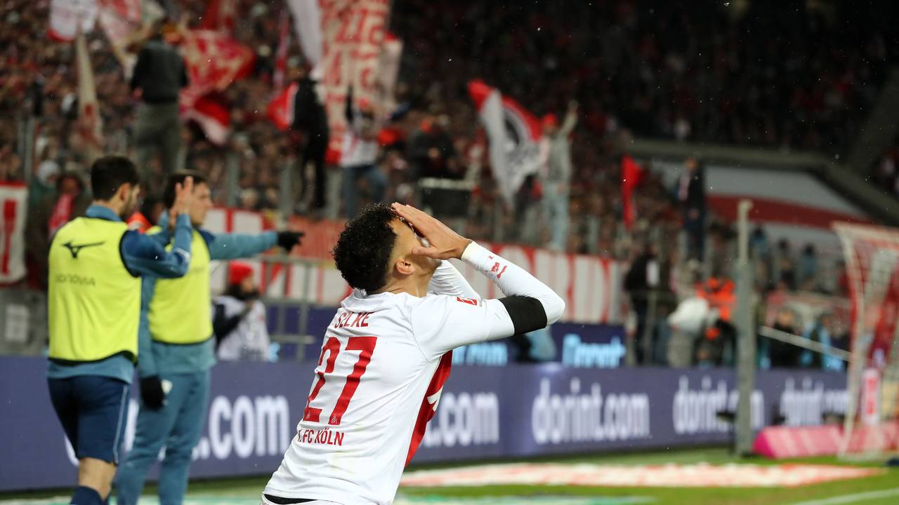 Davie Selke schlägt die Hände über dem Gesicht zusammen.