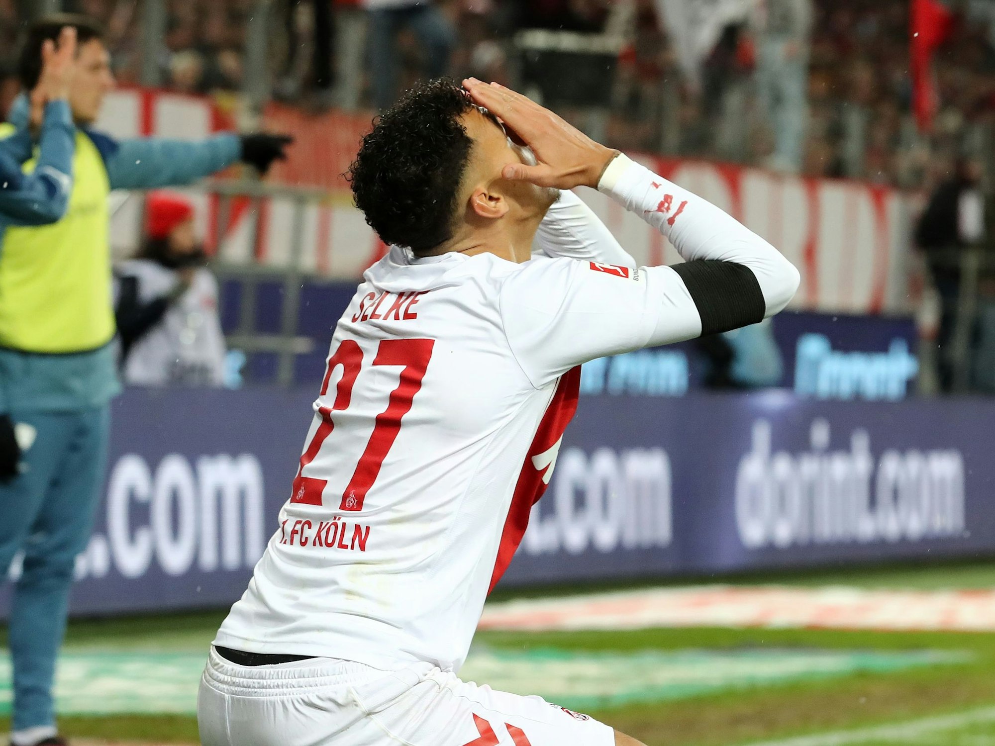 Davie Selke schlägt die Hände über dem Gesicht zusammen.