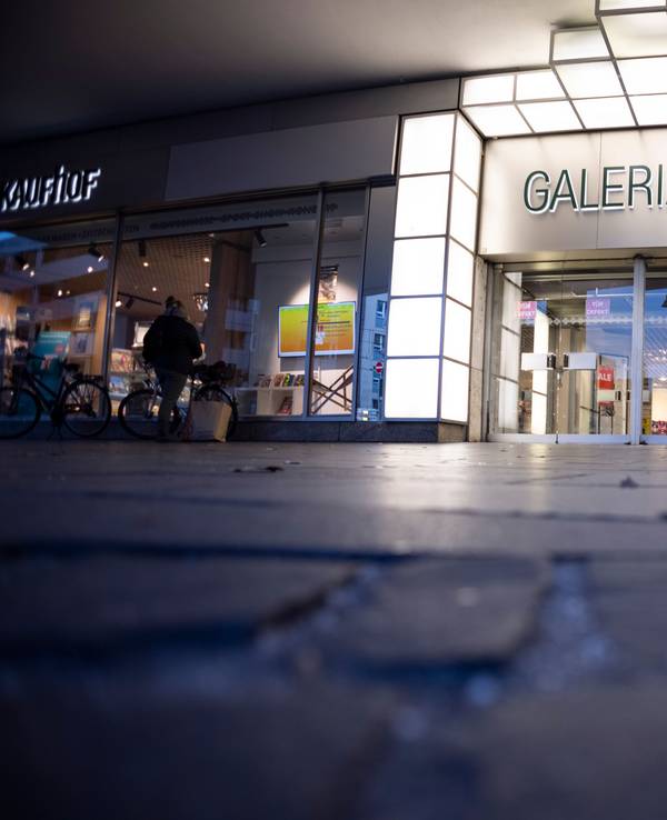 Ein Logo hängt an einer Filiale von Galeria Kaufhof in der Innenstadt.