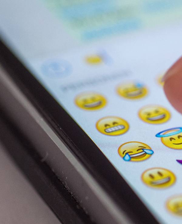 Ein Smartphone-Bildschirm mit vielen WhatsApp-Emojis.