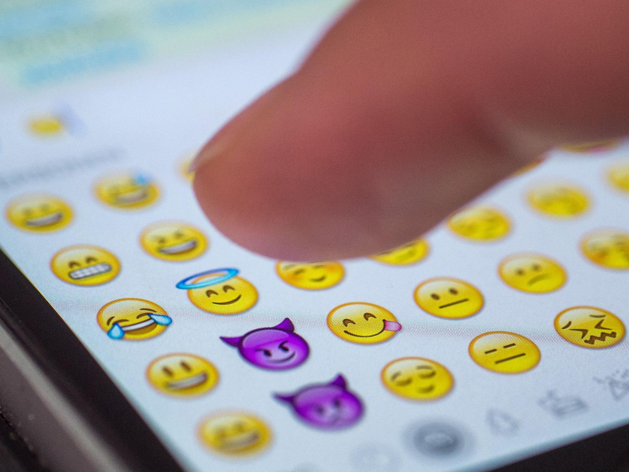 Ein Smartphone-Bildschirm mit vielen WhatsApp-Emojis.