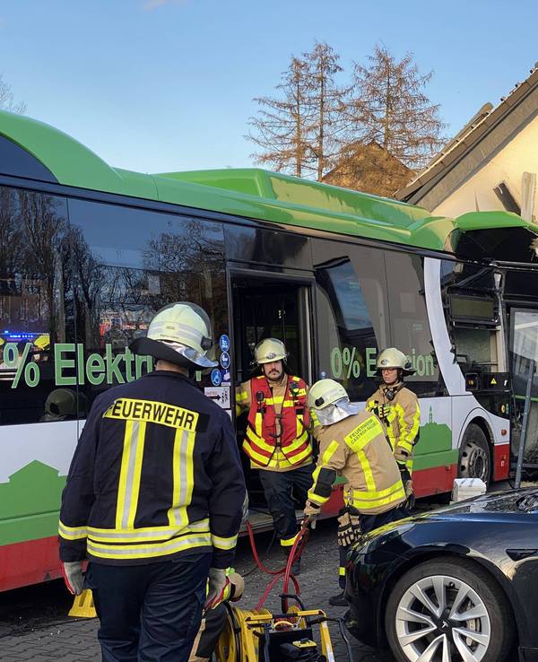 Am Montagnachmittag (13. März 2023) ist ein Linienbus in Castrop-Rauxel gegen ein Wohnhaus geprallt. Zwei Menschen wurde schwer verletzt.