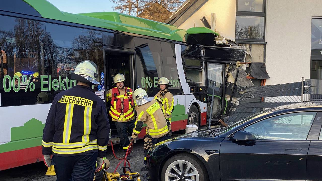 Am Montagnachmittag (13. März 2023) ist ein Linienbus in Castrop-Rauxel gegen ein Wohnhaus geprallt. Zwei Menschen wurde schwer verletzt.