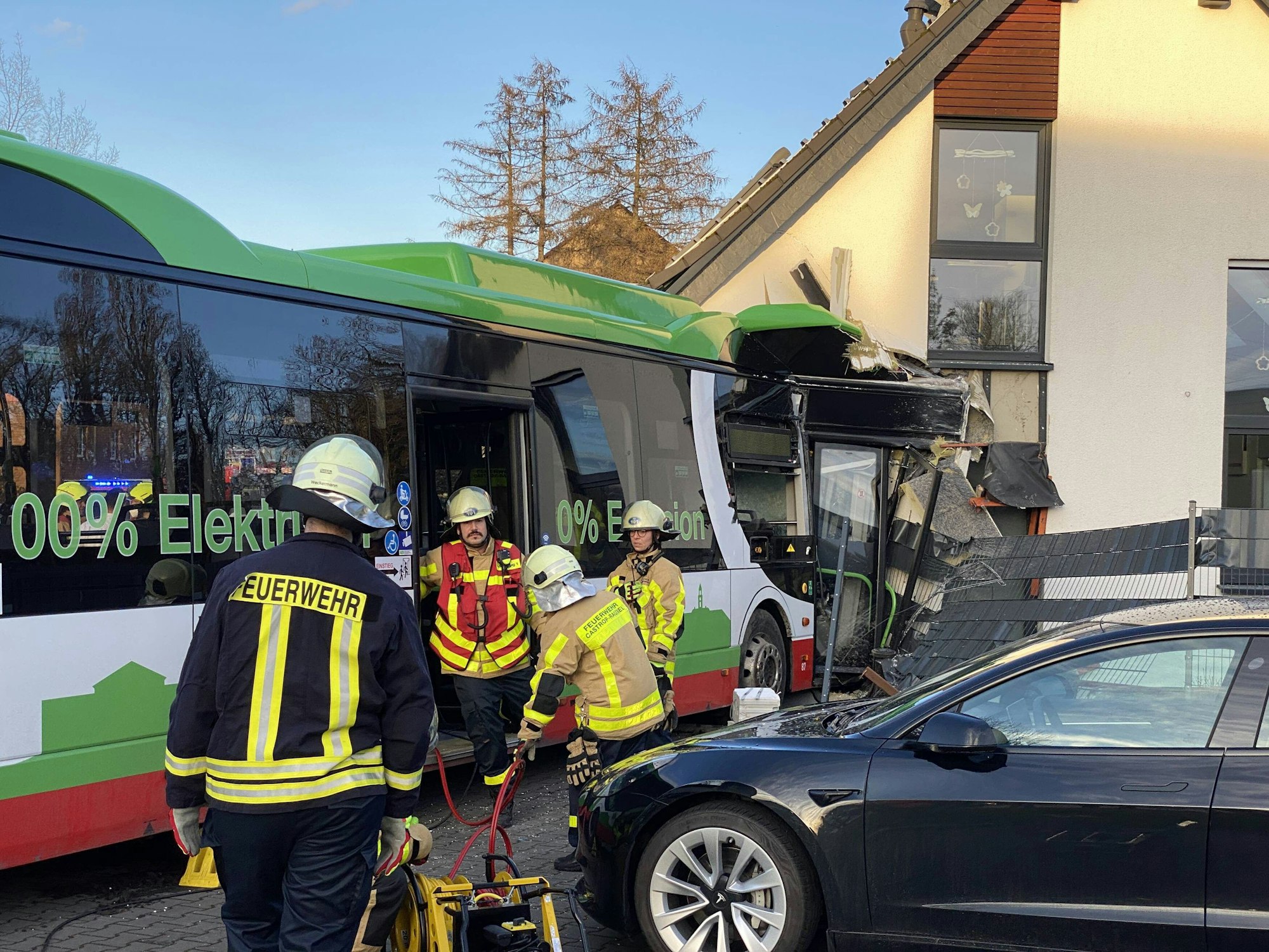 Am Montagnachmittag (13. März 2023) ist ein Linienbus in Castrop-Rauxel gegen ein Wohnhaus geprallt. Zwei Menschen wurde schwer verletzt.