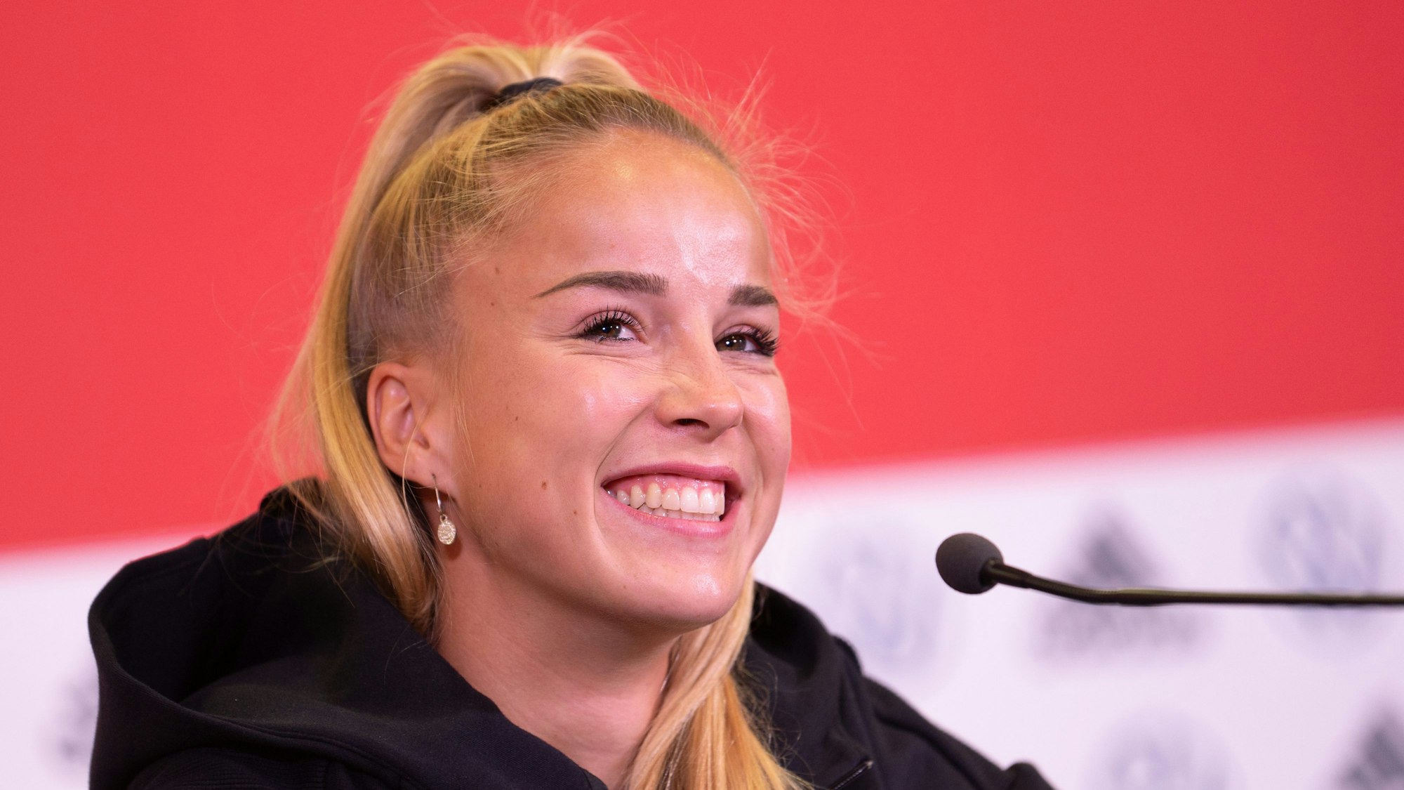 Giulia Gwinn spricht bei einer Pressekonferenz