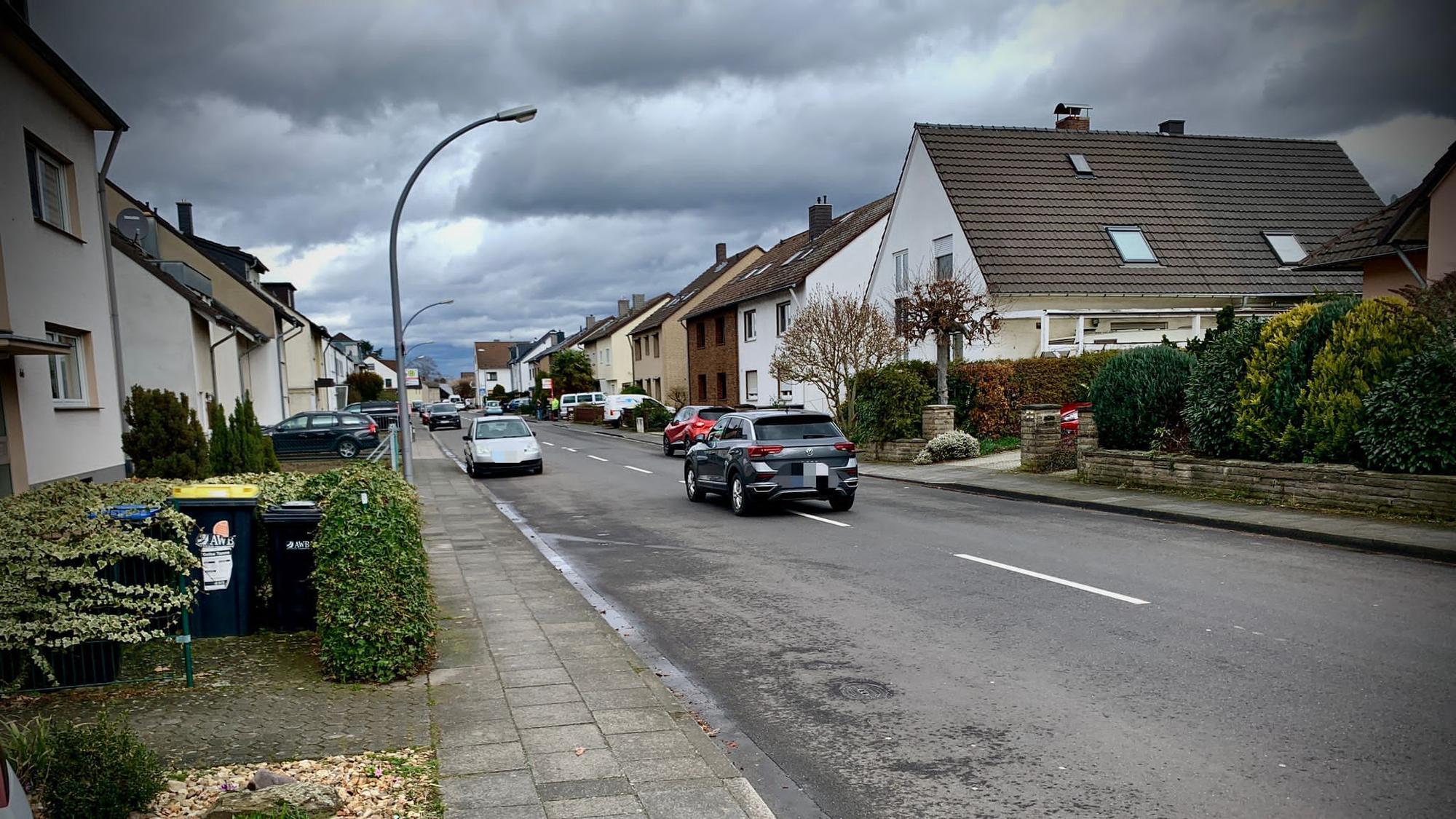 Blick auf eine Straße mit fahrenden Autos in Langel.