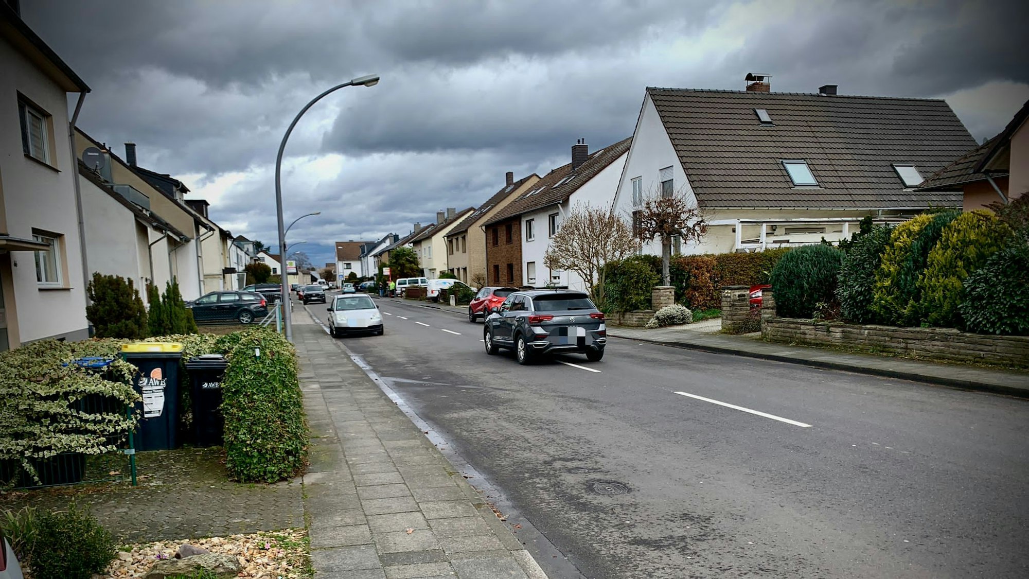 Blick auf eine Straße mit fahrenden Autos in Langel.