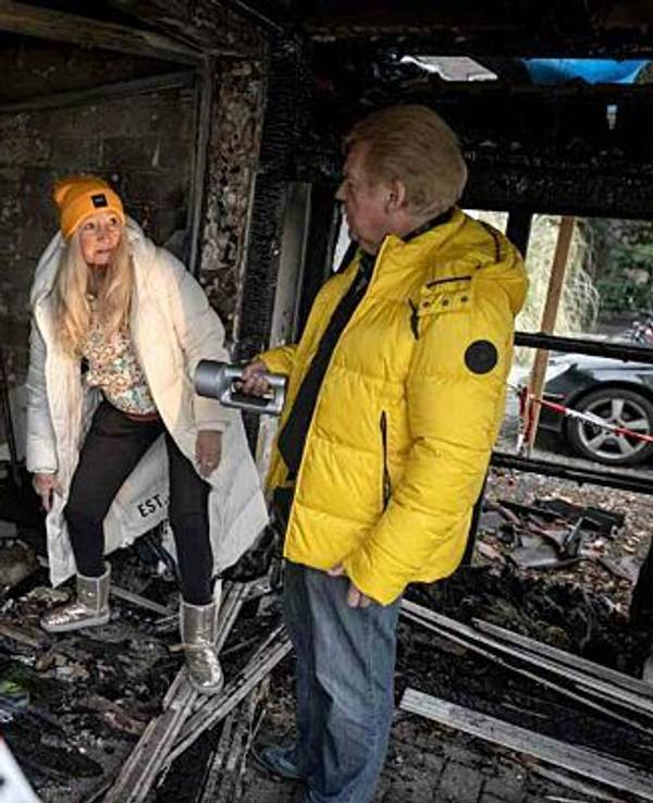 Judith (l) und Mel, Schlagerduo, stehen vor ihrer Garage, in der in der Neujahrsnacht ein Feuer ausgebrochen ist.