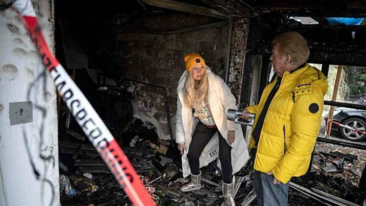 Judith (l) und Mel, Schlagerduo, stehen vor ihrer Garage, in der in der Neujahrsnacht ein Feuer ausgebrochen ist.