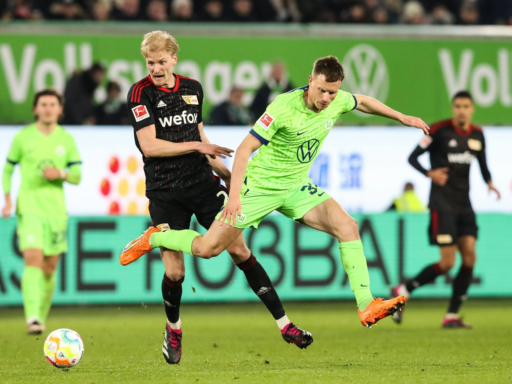 Morten Thorsby (1. FC Union Berlin) gegen Yannick Gerhardt (VfL Wolfsburg) in der Volkswagen Arena in Wolfsburg