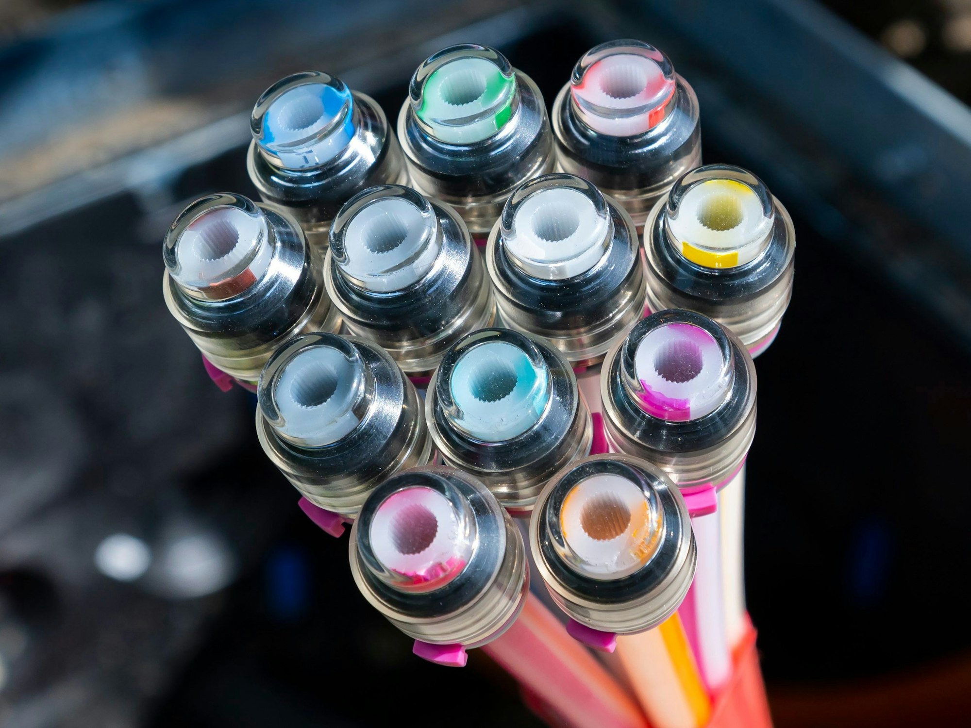 Das Ende eines Bündels Glasfaserkabel ist auf einer Baustelle zu sehen.