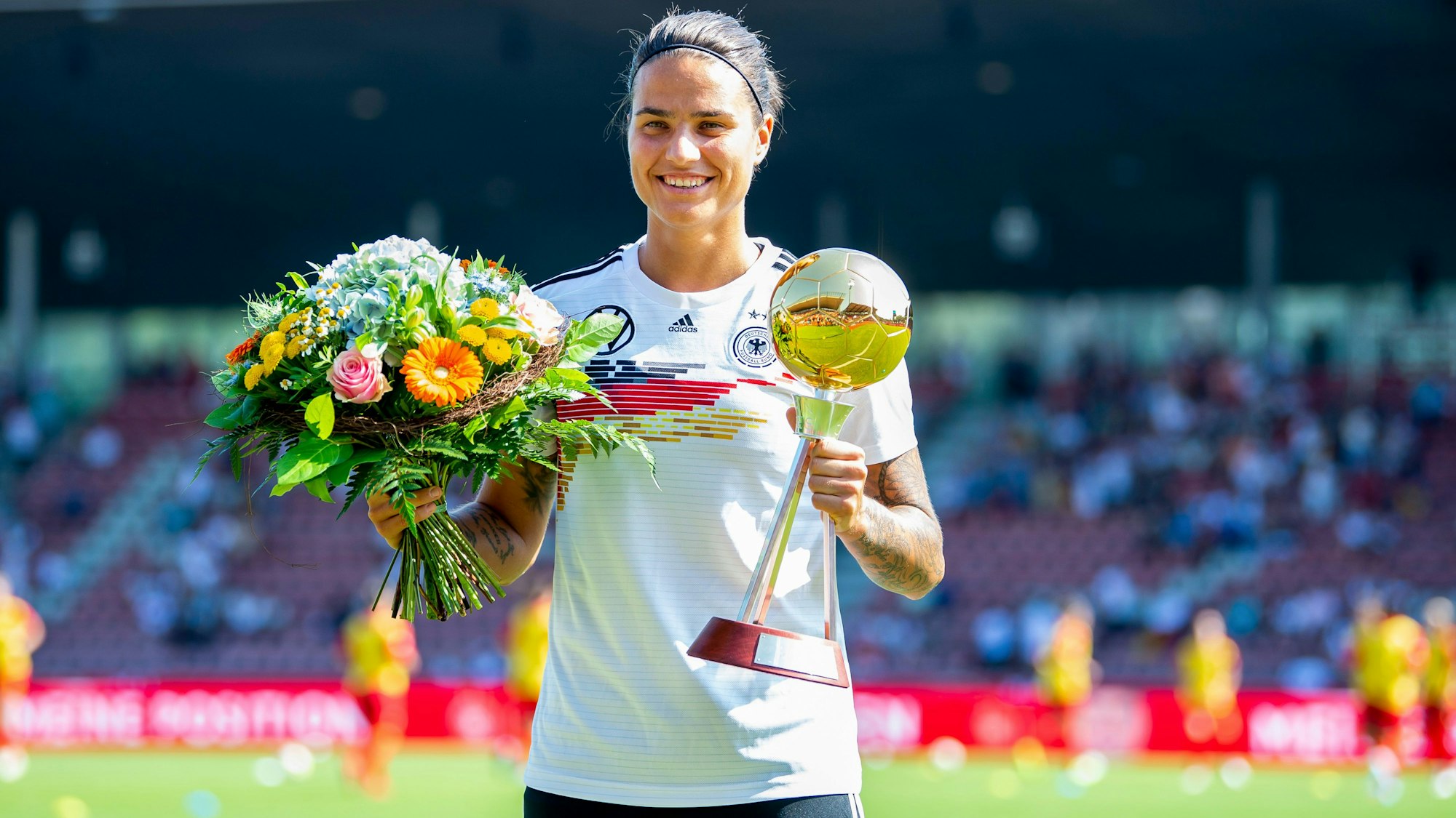 Dzsenifer Marozsan zeigt die vergebene Auszeichnung als Fußballerin des Jahres.