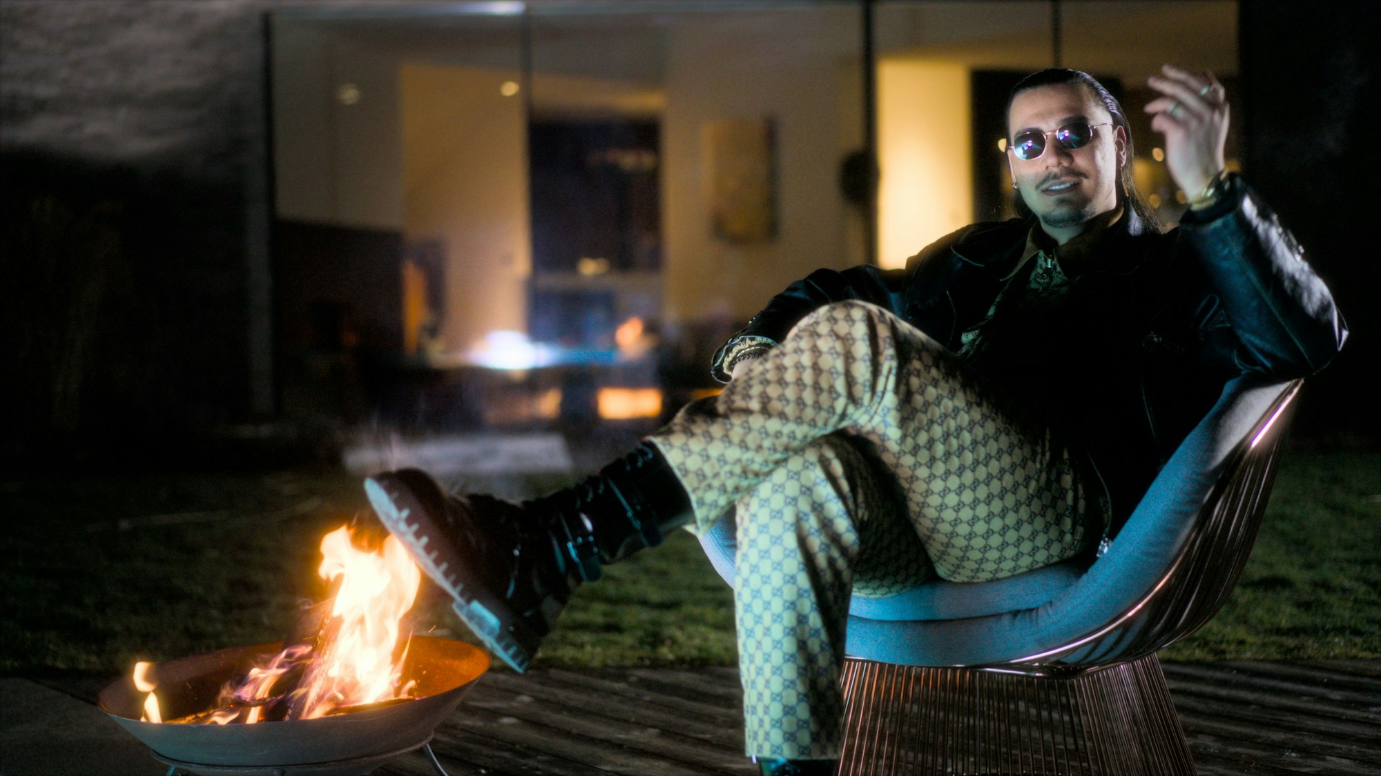 Apache 207: Rapper knackt mit „Roller“ den Chartrekord | Express