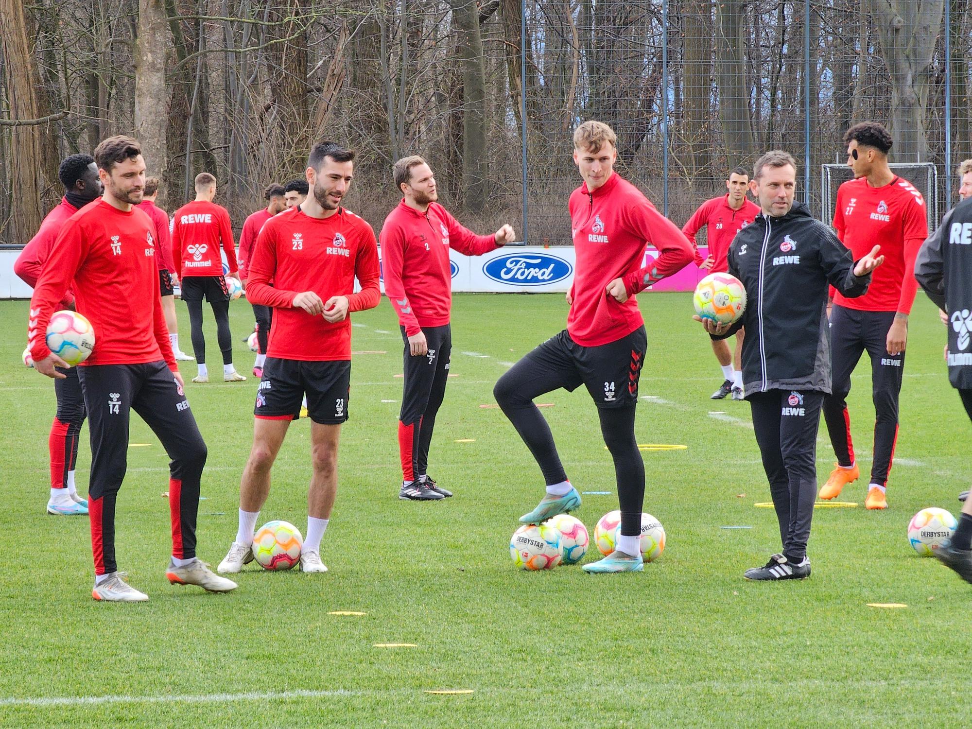 Die Spieler des 1. FC Köln beim Training am Montagmittag (13. März 2023).