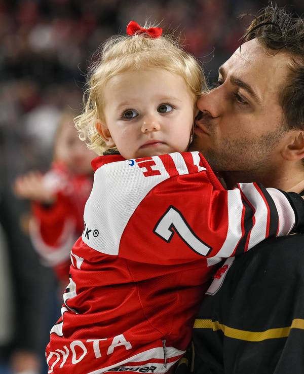 Nick Bailen (Kölner Haie) mit seiner Tochter auf dem Arm bei der Ehrenrunde gegen die Bietigheim Steelers.