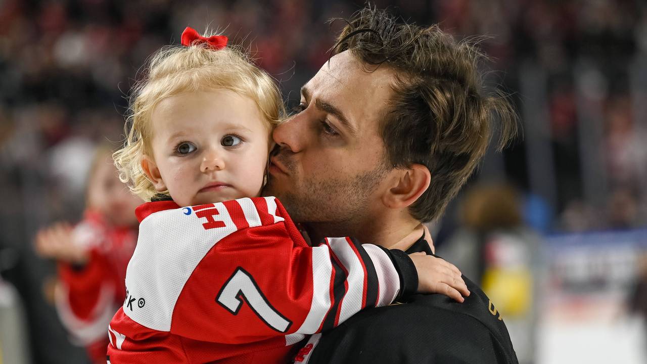 Nick Bailen (Kölner Haie) mit seiner Tochter auf dem Arm bei der Ehrenrunde gegen die Bietigheim Steelers.