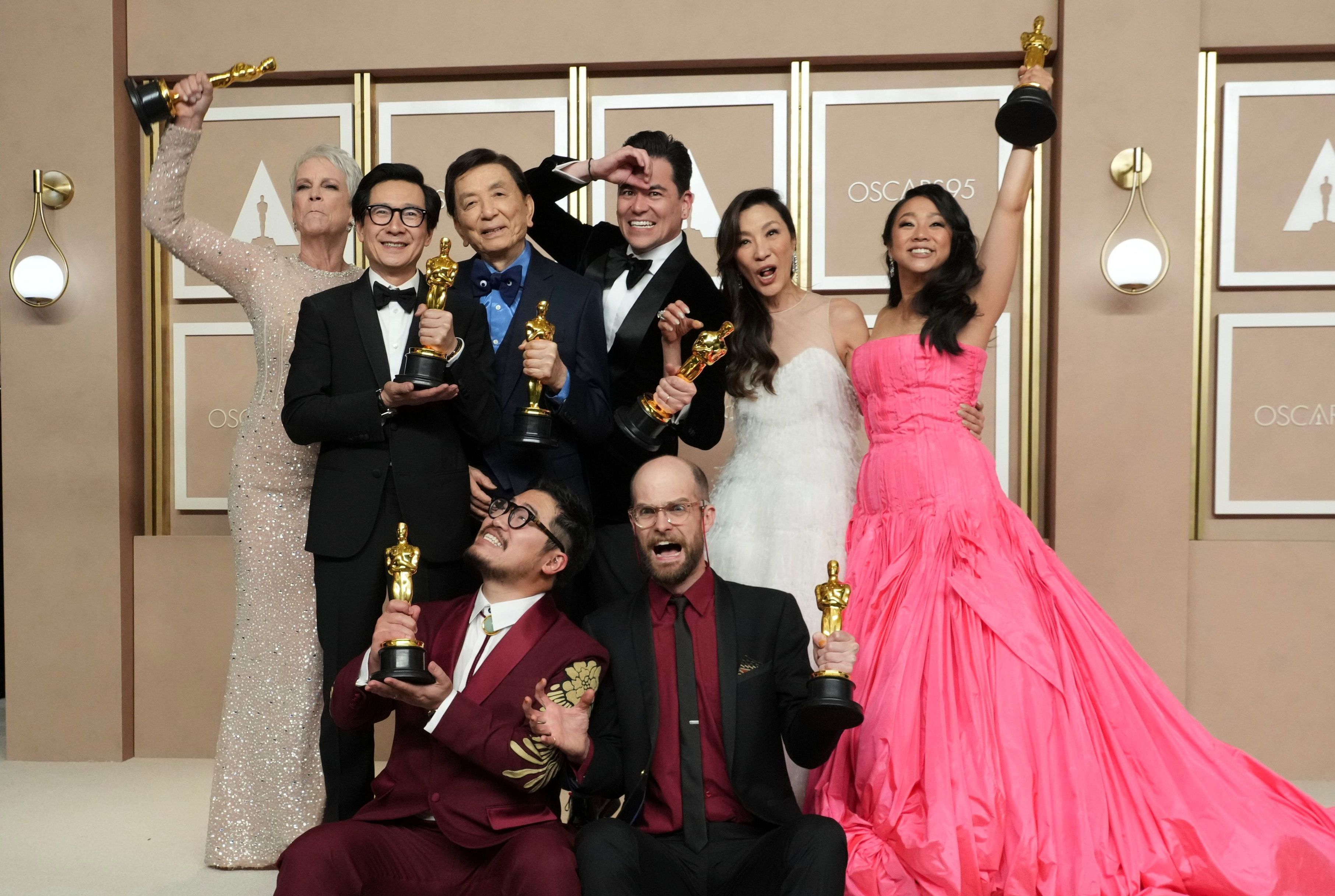 Das Team des Filmes „Everything Everywhere All at Once“ posiert für ein Foto.
