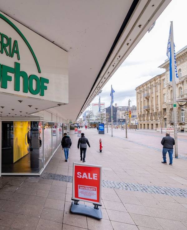 Blick auf eine Galeria-Kaufhof-Filiale in Duisburg – eines der Häuser, das geschlossen werden soll. Das Kaufhaus soll am 30. Juni 2023 dichtmachen.