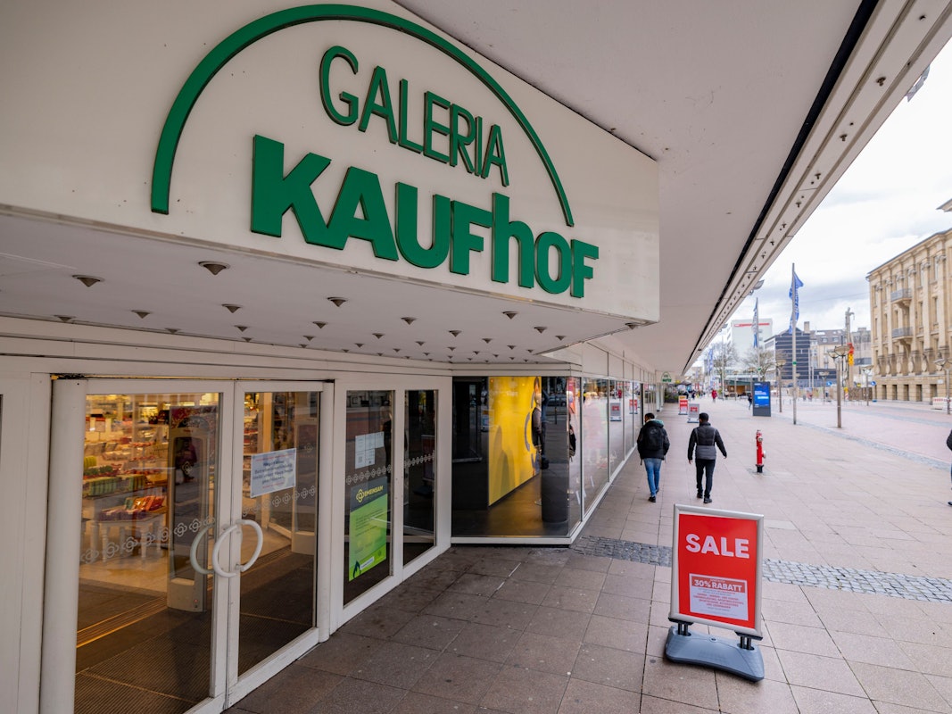 Blick auf eine Galeria-Kaufhof-Filiale in Duisburg – eines der Häuser, das geschlossen werden soll. Das Kaufhaus soll am 30. Juni 2023 dichtmachen.