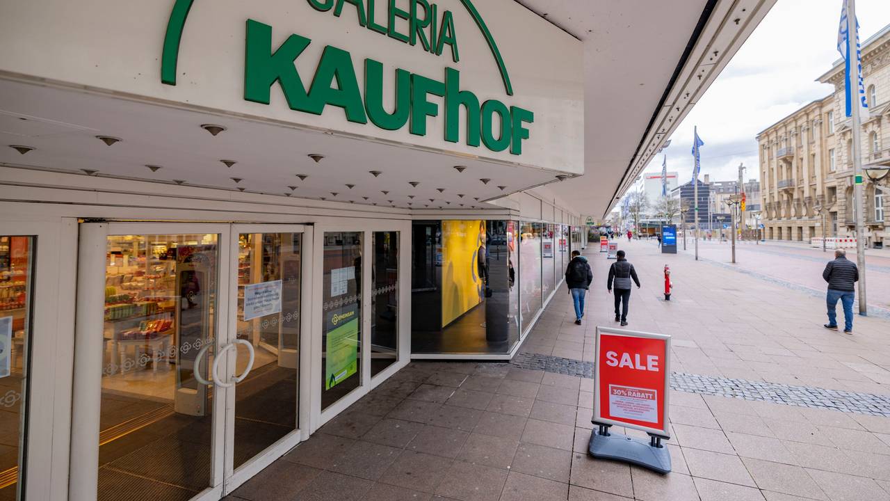 Blick auf eine Galeria-Kaufhof-Filiale in Duisburg – eines der Häuser, das geschlossen werden soll. Das Kaufhaus soll am 30. Juni 2023 dichtmachen.