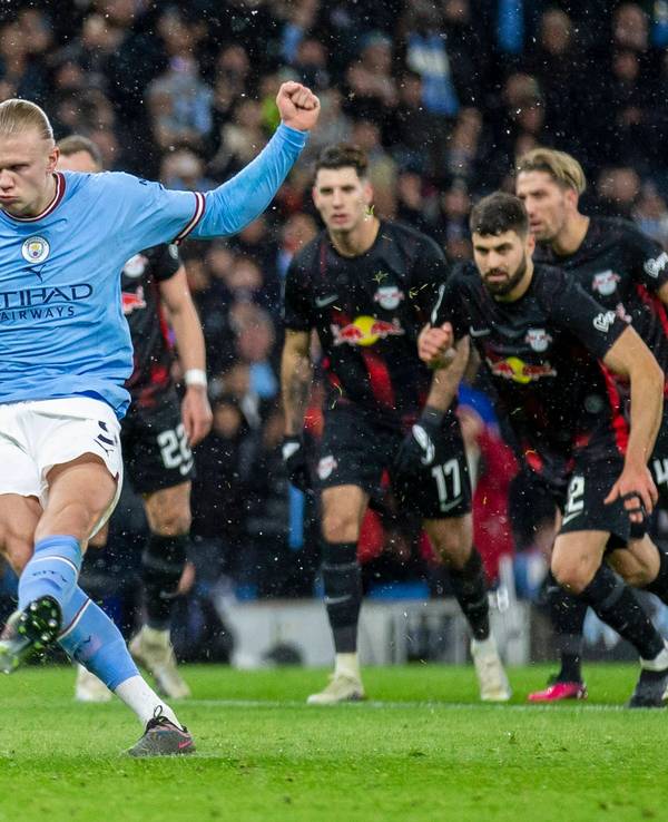 Erling Haaland schießt einen Elfmeter.