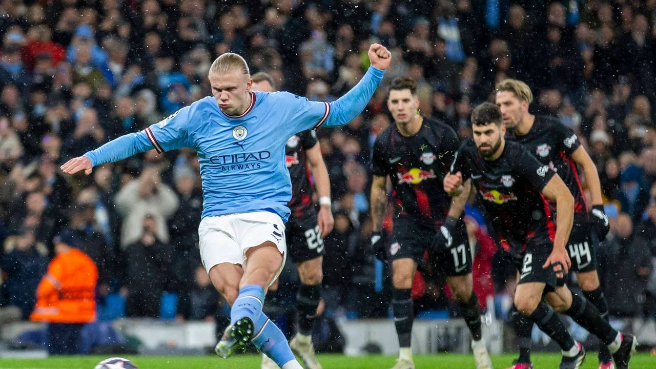 Erling Haaland schießt einen Elfmeter.