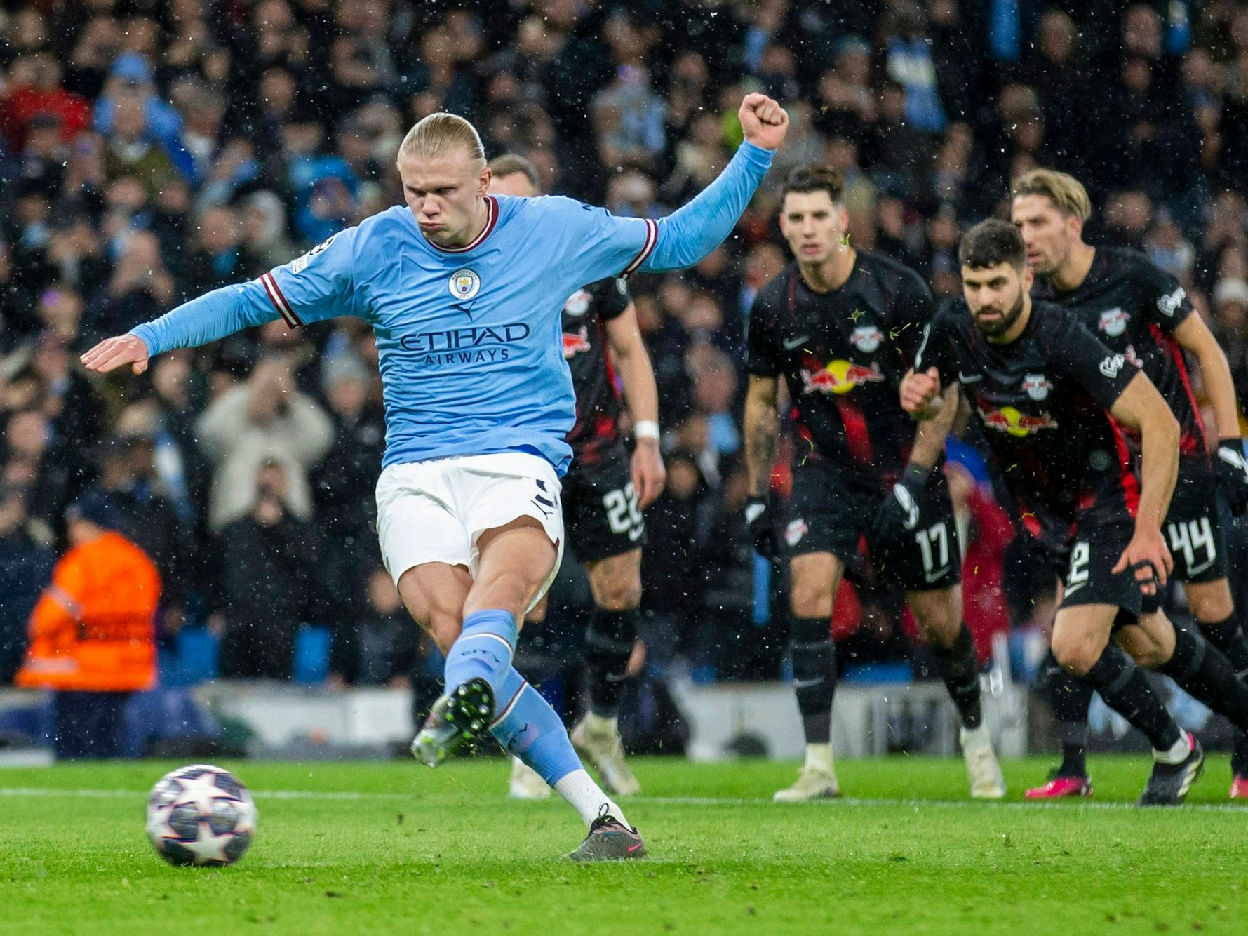 Erling Haaland schießt einen Elfmeter.