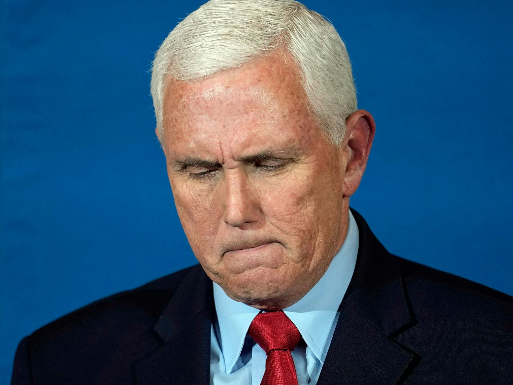 Auf dem Bild sieht man, wie Mike Pence runterguckt. Es wurde während einer Veranstaltung in Texas aufgenommen.