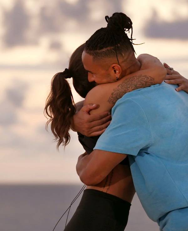 Angelina Utzeri und David Jackson umarmen sich in Folge 2 von „Der Bachelor“ 2023.