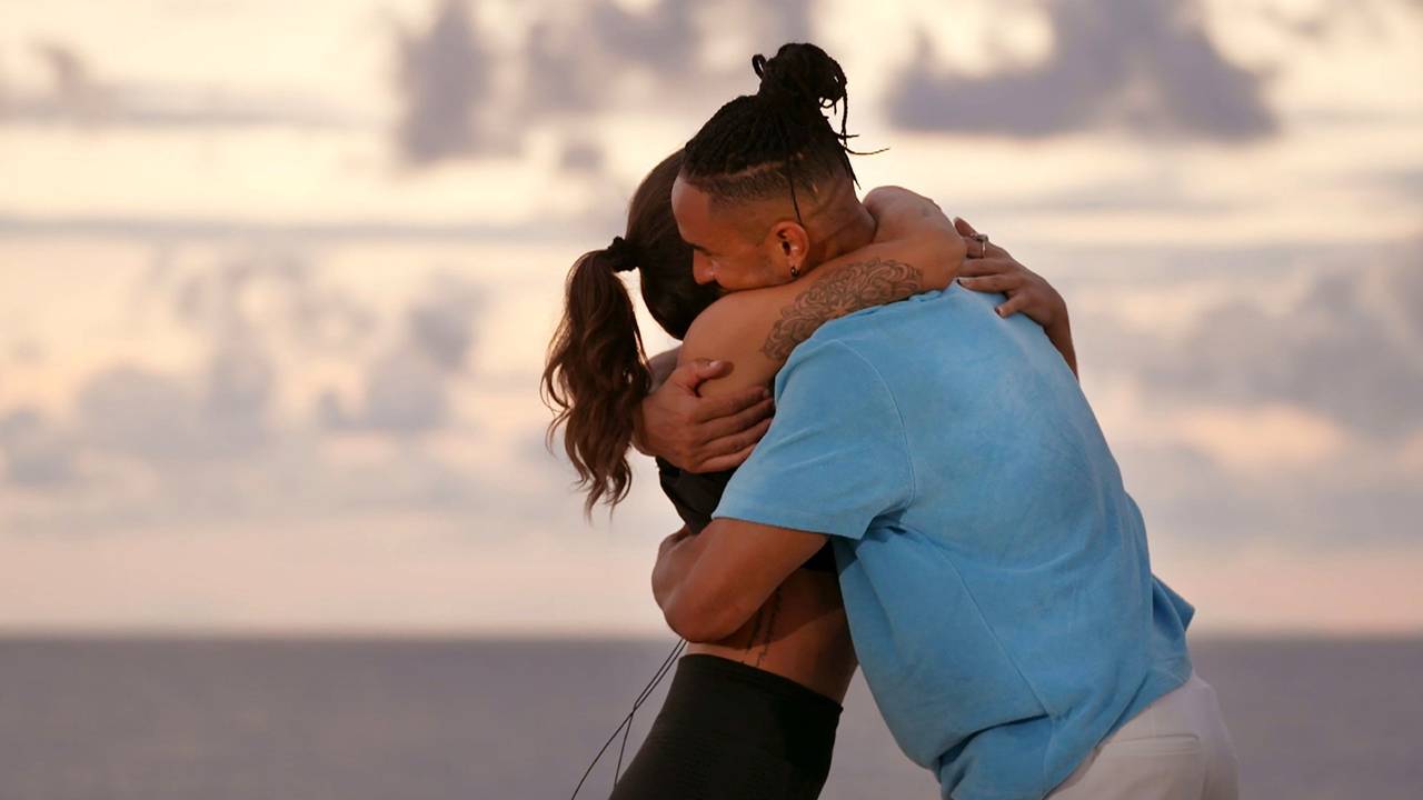 Angelina Utzeri und David Jackson umarmen sich in Folge 2 von „Der Bachelor“ 2023.