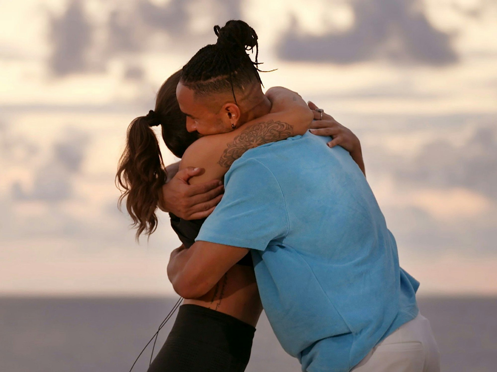 Angelina Utzeri und David Jackson umarmen sich in Folge 2 von „Der Bachelor“ 2023.