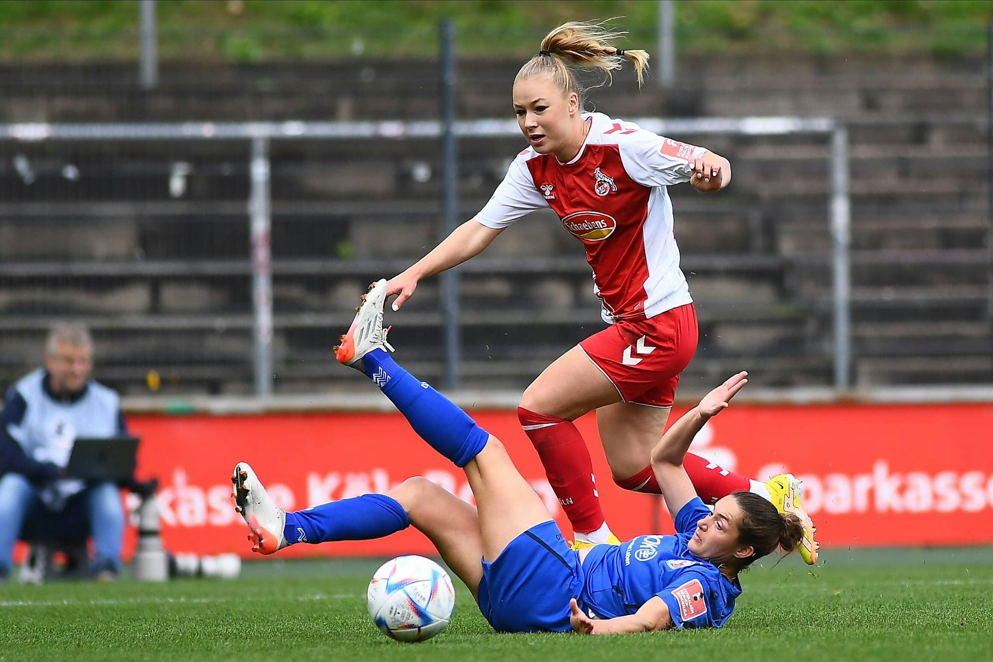 Weronika Zawistowska im Spiel gegen Turbine Potsdam am Ball.