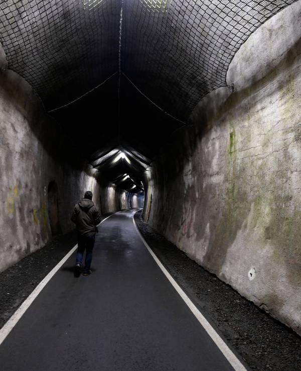 Ein Mann geht durch den Hohenhainer Tunnel, der sich in der Nähe des Fundorts des getöteten Mädchens Luise befindet.