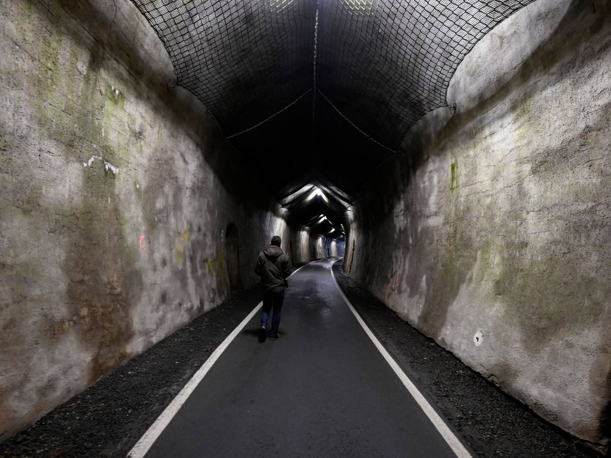 Ein Mann geht durch den Hohenhainer Tunnel, der sich in der Nähe des Fundorts des getöteten Mädchens Luise befindet.