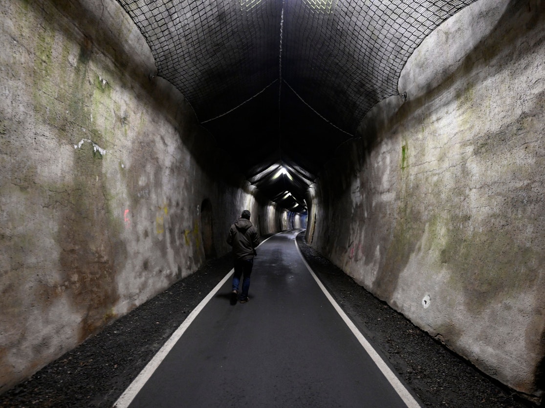 Ein Mann geht durch den Hohenhainer Tunnel, der sich in der Nähe des Fundorts des getöteten Mädchens Luise befindet.