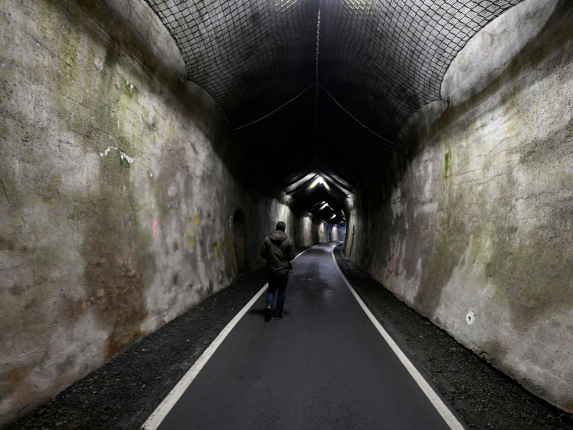 Ein Mann geht durch den Hohenhainer Tunnel, der sich in der Nähe des Fundorts des getöteten Mädchens Luise befindet.