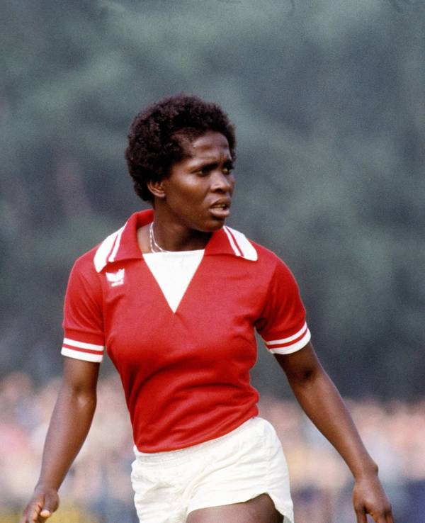 Beverly Ranger auf dem Fußballplatz.
