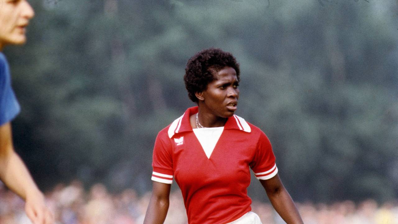 Beverly Ranger auf dem Fußballplatz.
