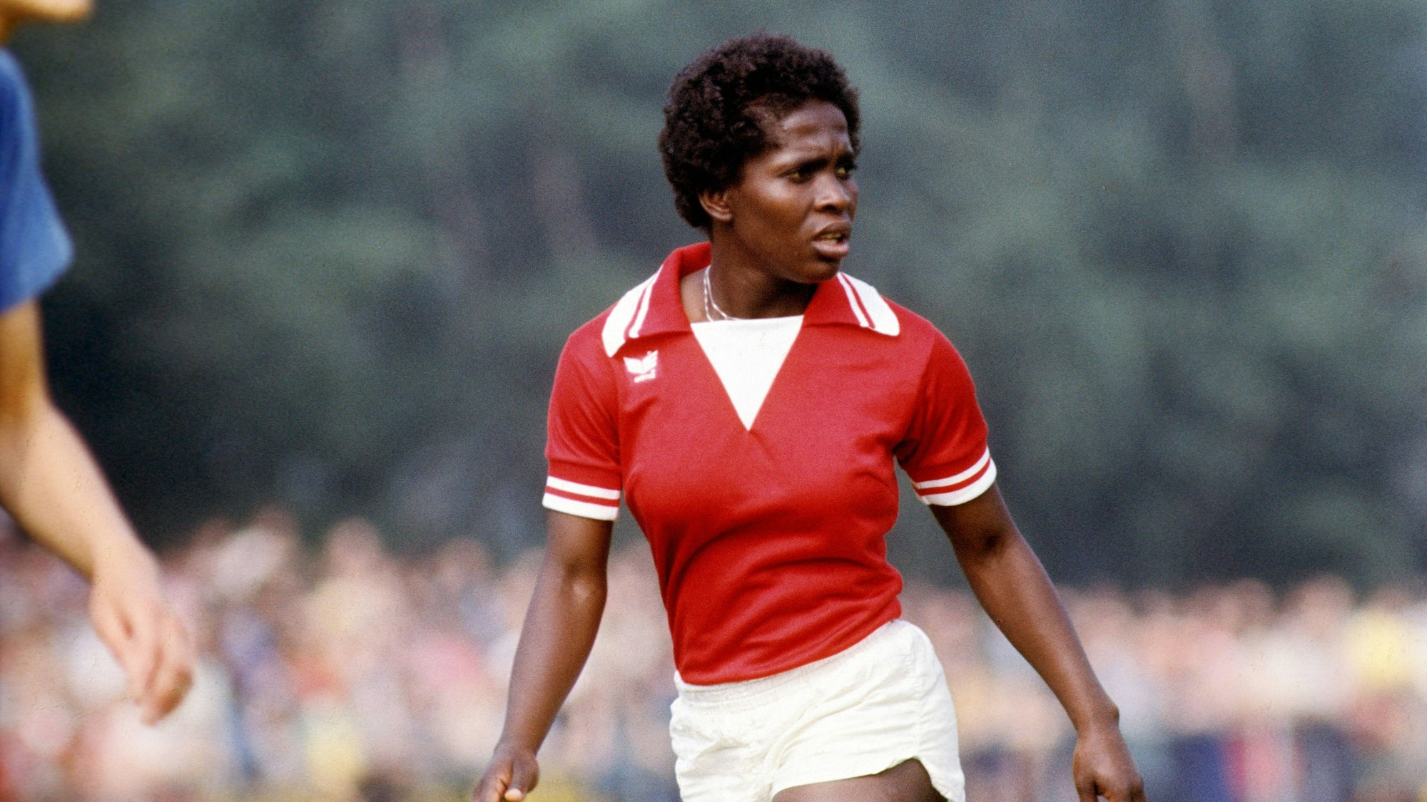 Beverly Ranger auf dem Fußballplatz.