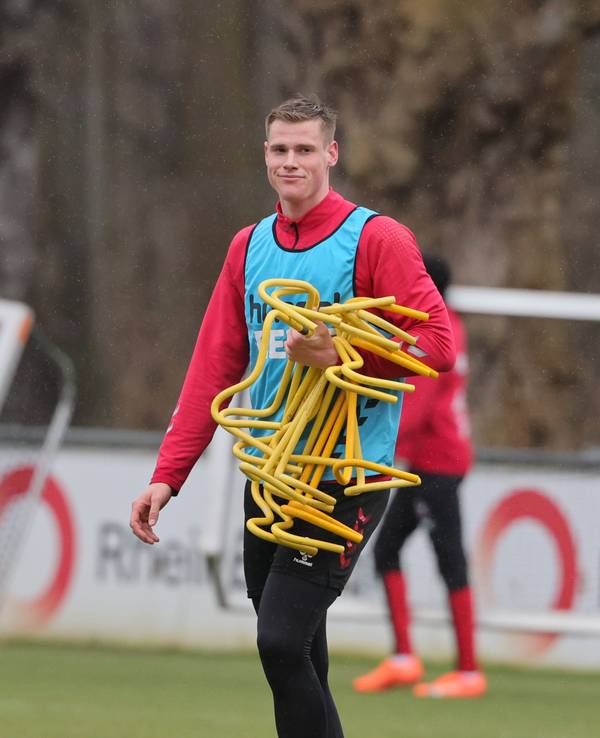 Steffen Tigges läuft im Training des 1. FC Köln über den Rasen.