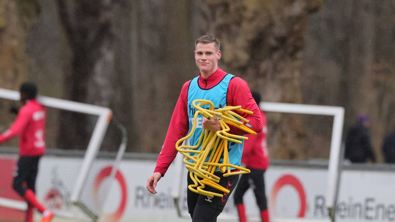 Steffen Tigges läuft im Training des 1. FC Köln über den Rasen.