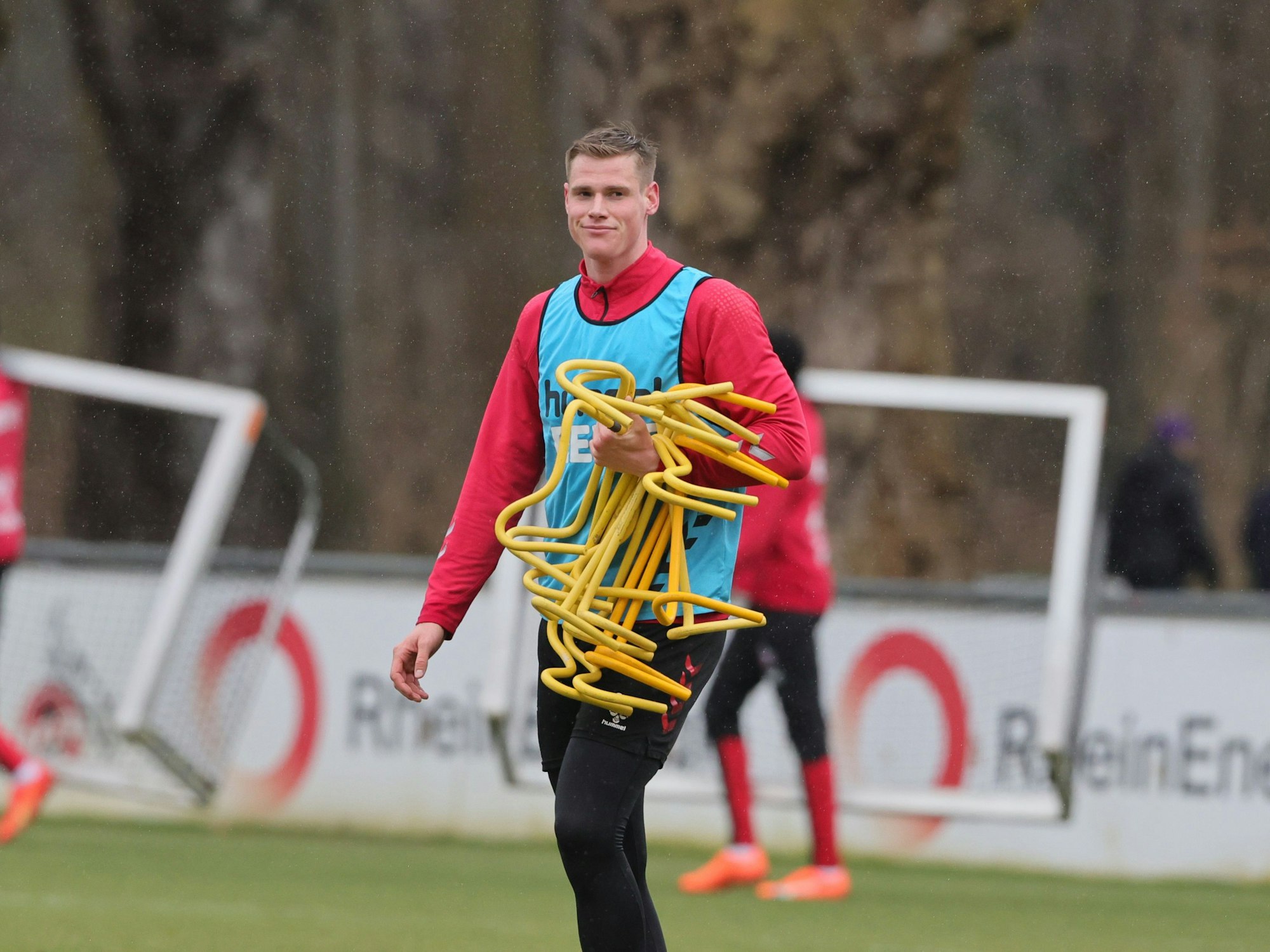 Steffen Tigges läuft im Training des 1. FC Köln über den Rasen.