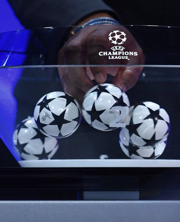 Loskugeln in der Champions League werden im Lostopf durchgemischt.