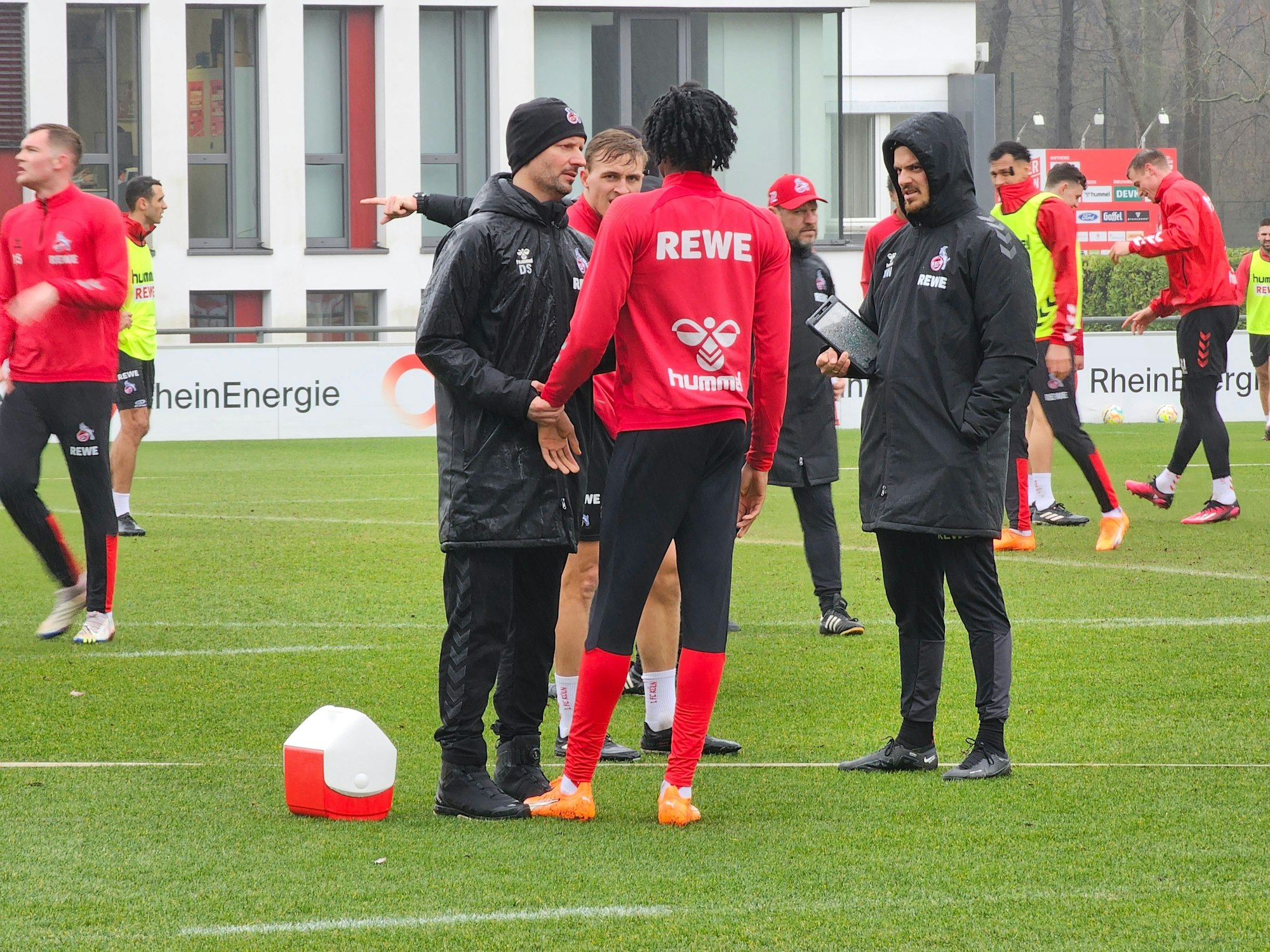 Physiotherapeut Daniel Schütz prüft den Puls von Innenverteidiger-Talent Elias Bakatukanda (14. März 2022).