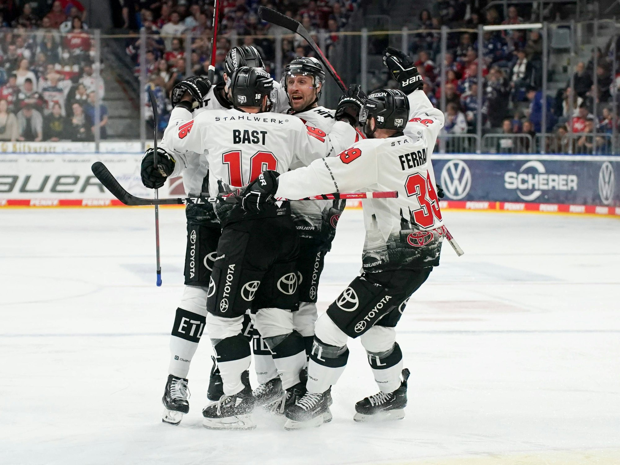 David Mcintyre feiert seinen Treffer zum zwischenzeitlichen 1:0 für die Haie.