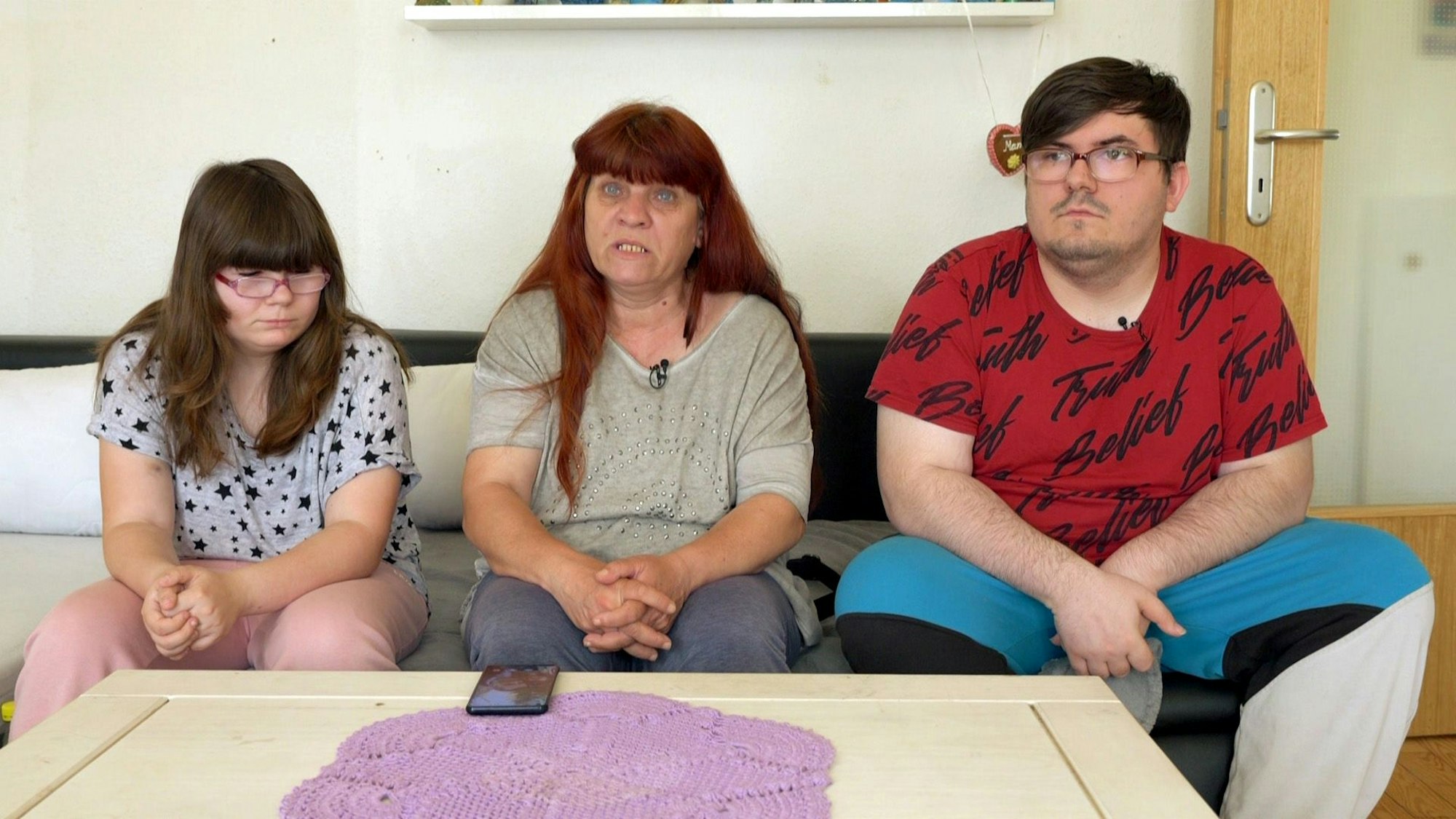Petra und ihre beiden Kinder Selina und Pascal sitzen auf der Couch.