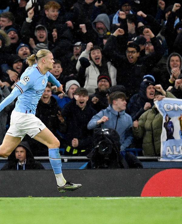 Erling Haaland feiert ein Tor.