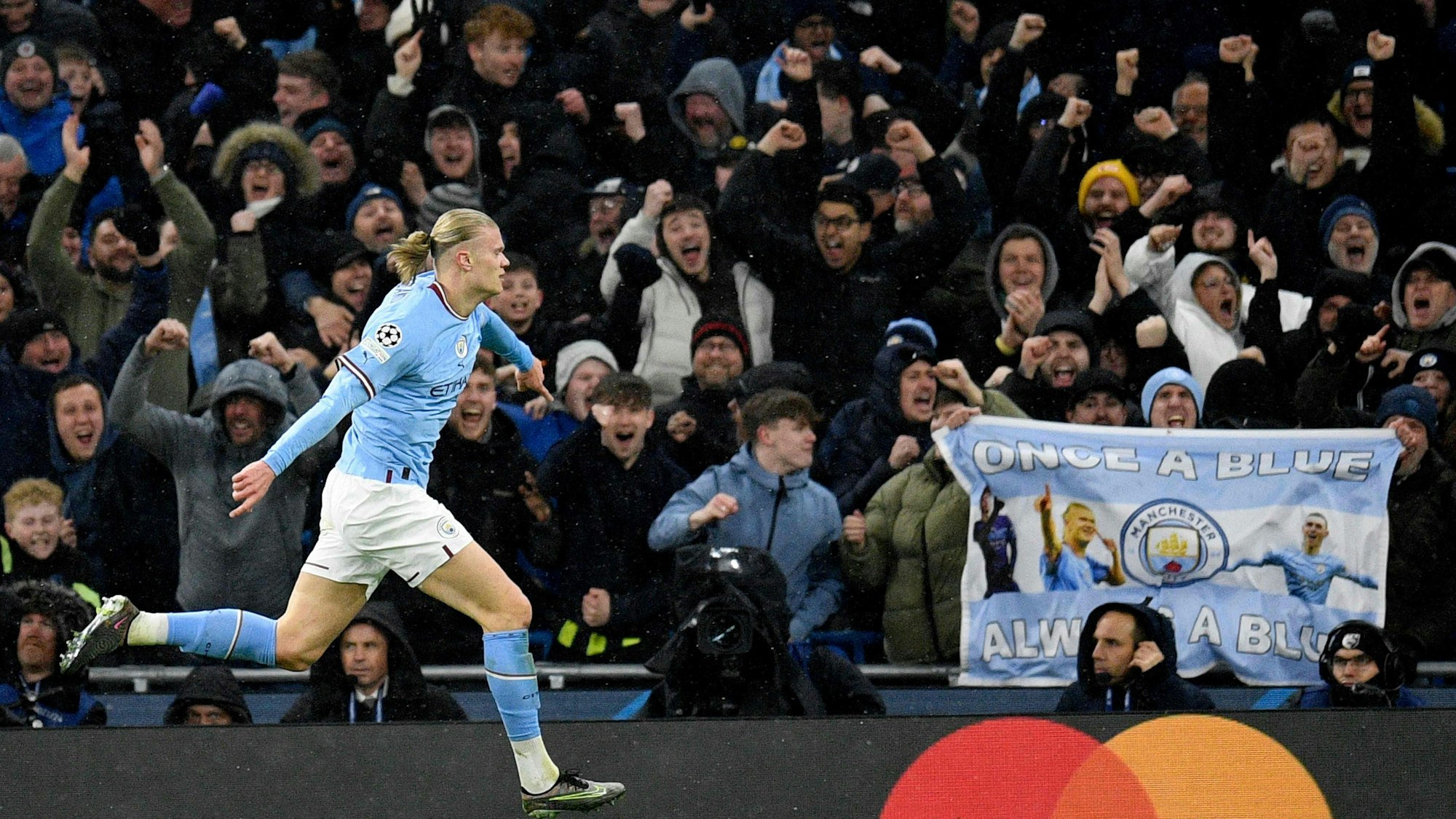 Erling Haaland feiert ein Tor.