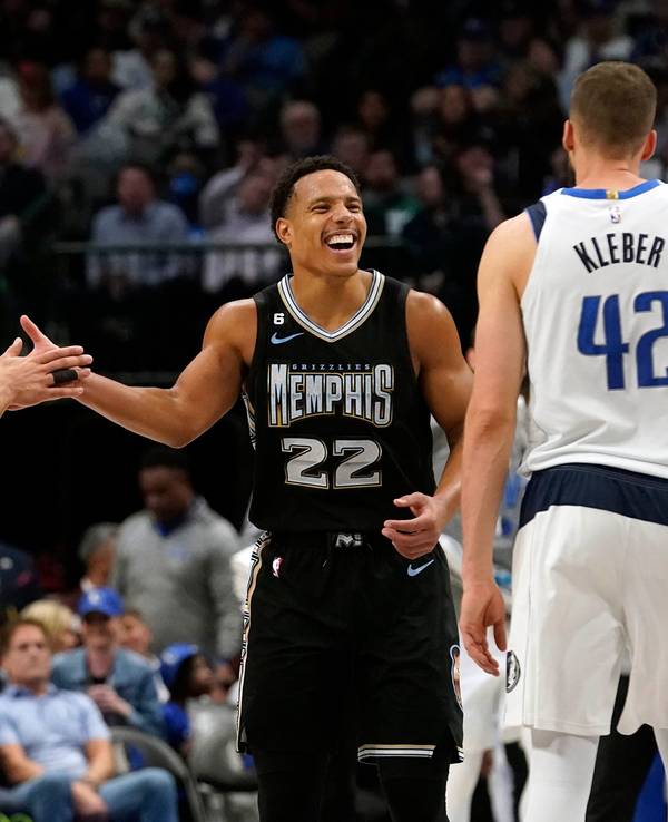 Memphis Grizzlies-Guard Desmond Bane (22) jubelt mit David Roddy (27) und lacht Maxi Kleber (Dallas Mavericks) ins Gesicht.